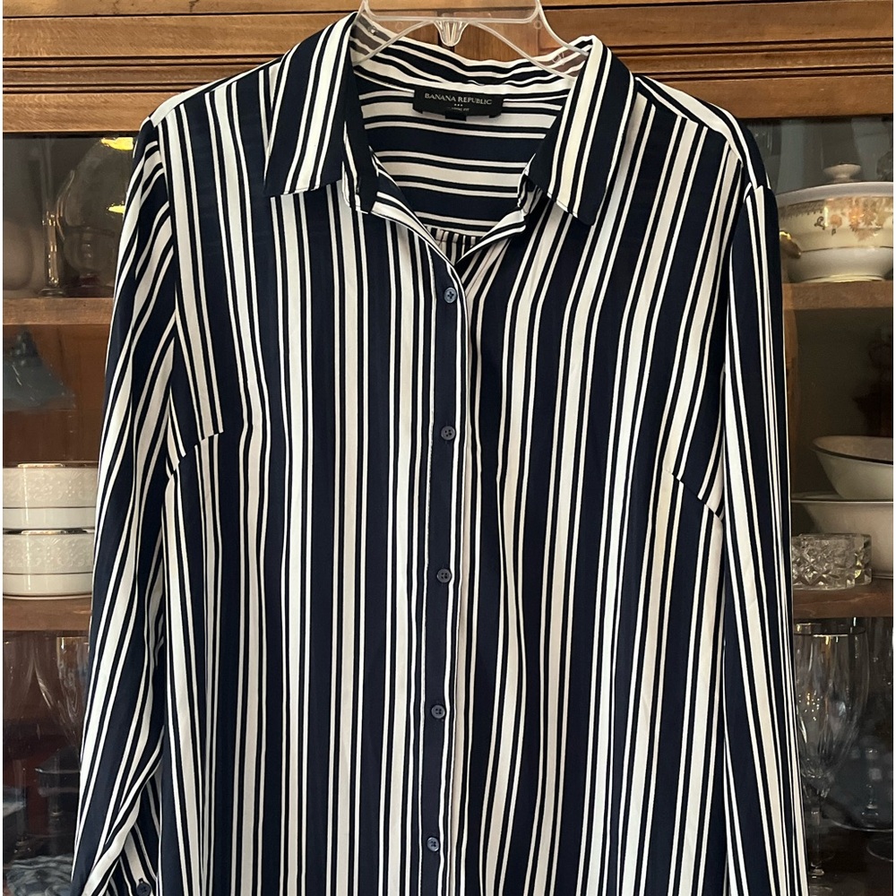 Banana Republic Navy and White button down blouse sz Large classy!